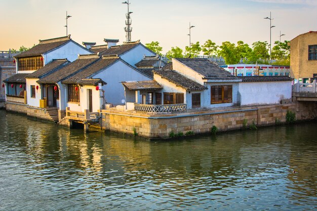 Paisaje de bonitas viejas casas chinas con un río