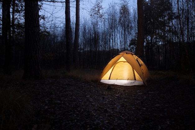 Paisaje de camping de invierno con carpa.