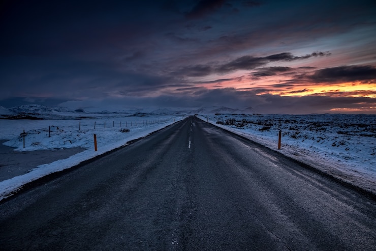 Foto gratuito paisaje de una carretera en el campo durante la puesta de sol