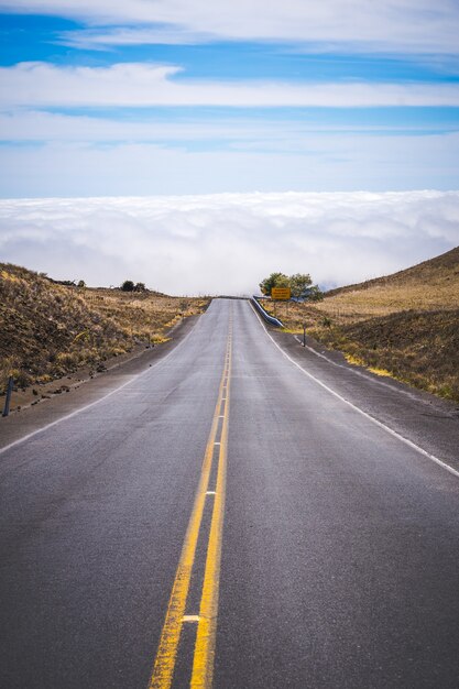 Paisaje de carretera con cielo azul