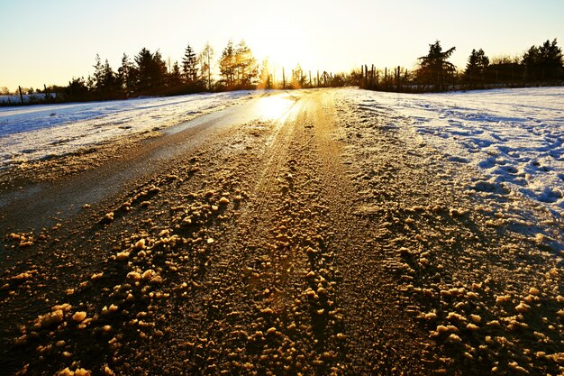 &quot;Paisaje con carretera en la nieve y la suciedad&quot;