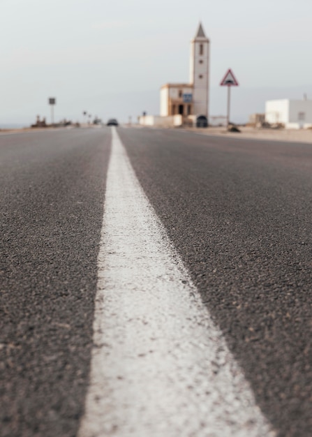 Paisaje con carreteras y edificios.