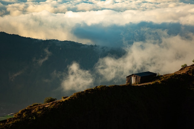 Paisaje. casa en la montaña. Volcán Batur. Bali, Indonesia