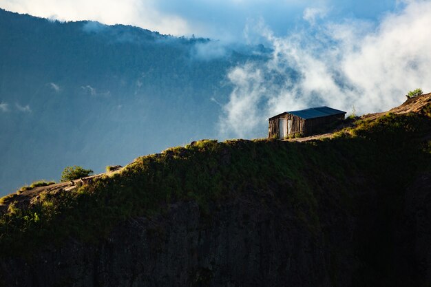 Paisaje. casa en la montaña. Volcán Batur. Bali, Indonesia