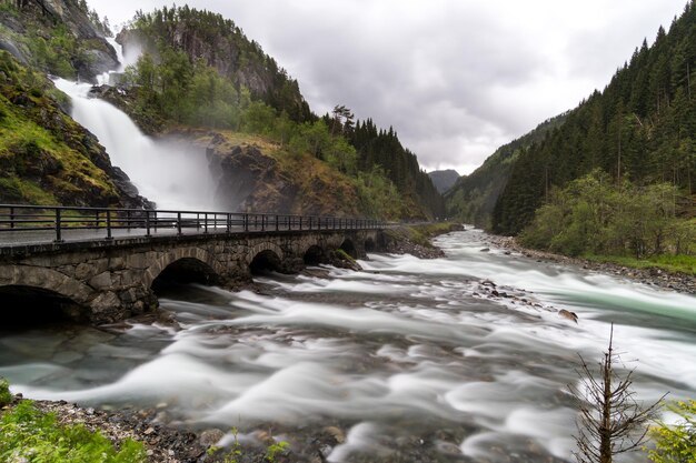 Paisaje en una cascada de Latefossen en Noruega