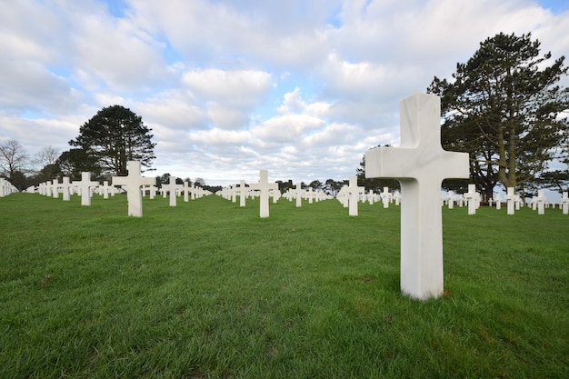 Paisaje de un cementerio para soldados que murieron durante la Segunda Guerra Mundial en Normandía