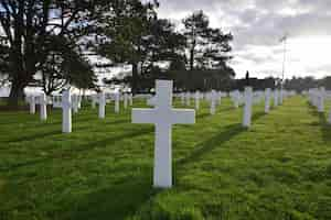 Foto gratuita paisaje de un cementerio para soldados que murieron durante la segunda guerra mundial en normandía.