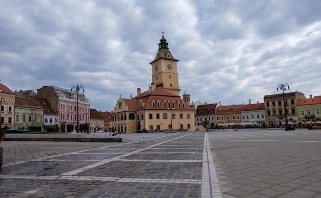 Paisaje del centro en el sureste de Transilvania con la iglesia local y varios pubs