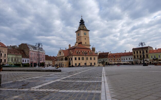 Paisaje del centro en el sureste de Transilvania con la iglesia local y varios pubs