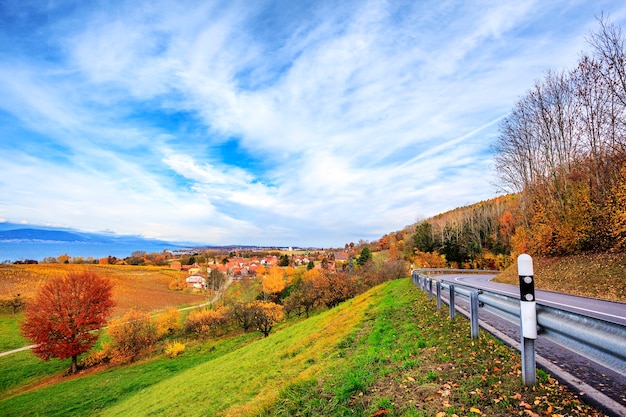 Paisaje cerca del lago Neuchatel en Suiza