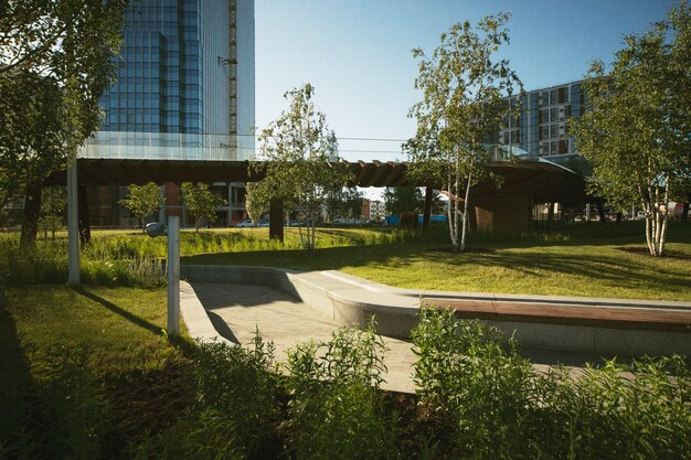 Paisaje de ciudad analógica con edificios a la luz del día.