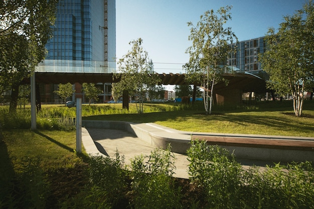 Paisaje de ciudad analógica con edificios a la luz del día.