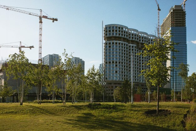 Paisaje de ciudad analógica con edificios a la luz del día.