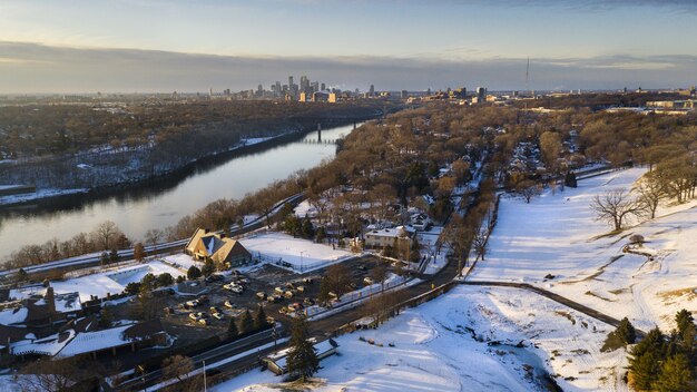 Paisaje de una ciudad cubierta de nieve bajo la luz del sol en invierno