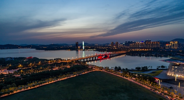 Foto gratuita paisaje de la ciudad y el flujo de tráfico en el parque industrial de wuxi por la noche