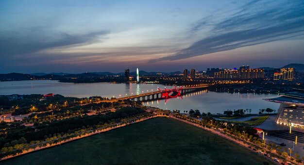 Paisaje de la ciudad y el flujo de tráfico en el parque industrial de Wuxi por la noche