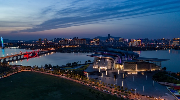 Paisaje de la ciudad y el flujo de tráfico en el parque industrial de Wuxi por la noche