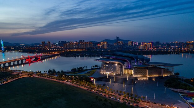 Paisaje de la ciudad y el flujo de tráfico en el parque industrial de Wuxi por la noche