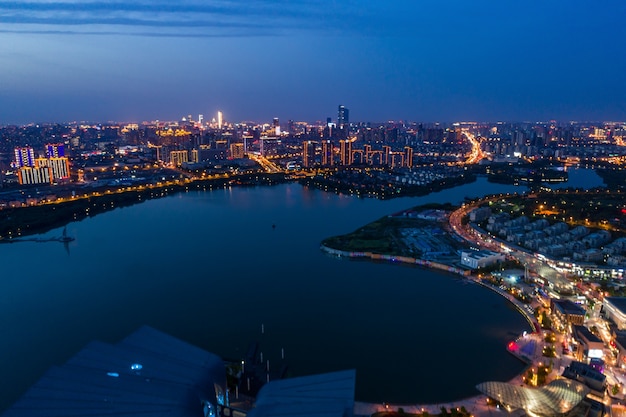 Paisaje de la ciudad y el flujo de tráfico en el parque industrial de Wuxi por la noche