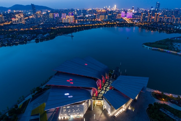 Paisaje de la ciudad y el flujo de tráfico en el parque industrial de Wuxi por la noche