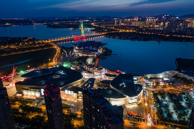 Paisaje de la ciudad y el flujo de tráfico en el parque industrial de Wuxi por la noche