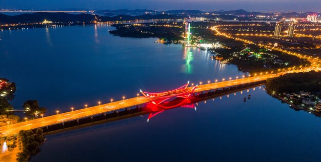 Paisaje de la ciudad y el flujo de tráfico en el parque industrial de Wuxi por la noche