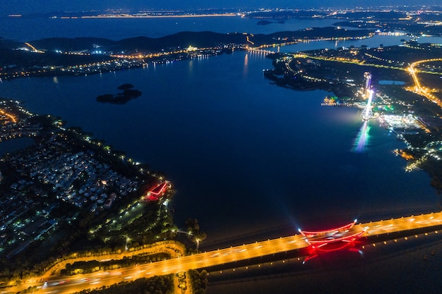 Paisaje de la ciudad y el flujo de tráfico en el parque industrial de Wuxi por la noche