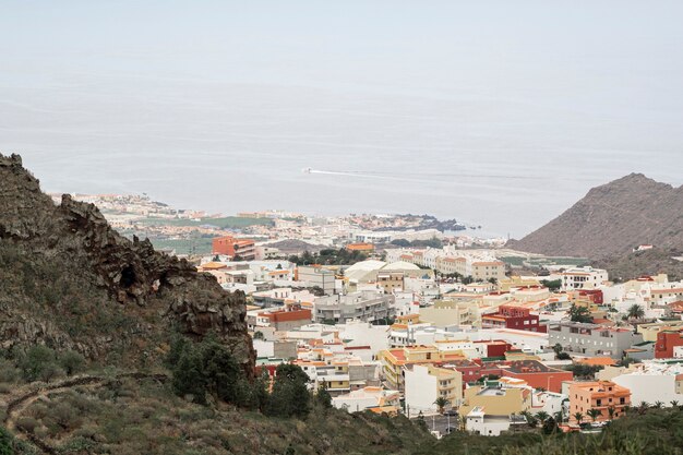 Paisaje de la ciudad con el mar