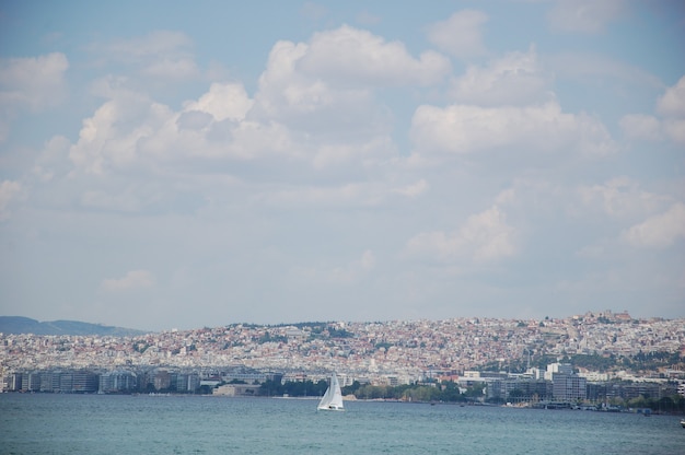 Paisaje de ciudad con playa