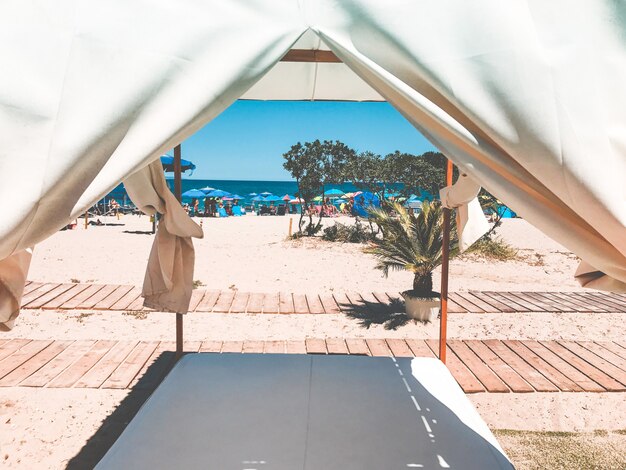 Paisaje de cortinas sobre un lugar perfecto para relajarse del sol de la playa