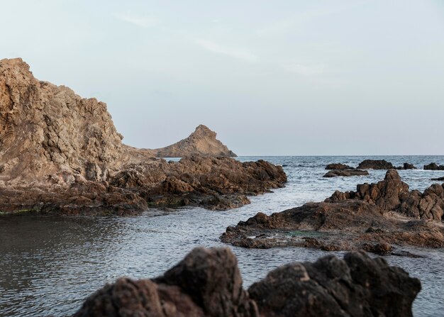 Paisaje costero con rocas