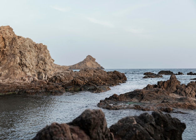 Paisaje costero con rocas