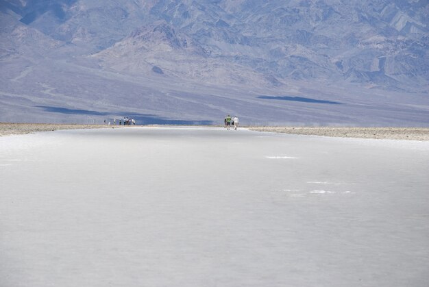 Paisaje desértico árido lago salado en Badwater Basin, Parque Nacional Valle de la Muerte