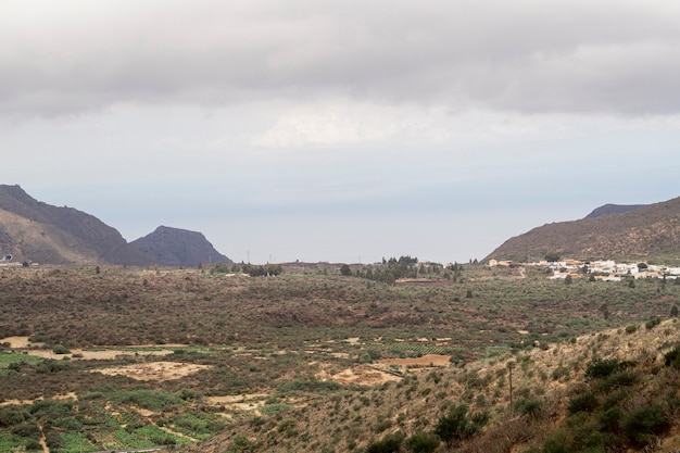 Paisaje de día nublado con horizonte