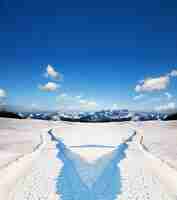 Foto gratuita paisaje con dos caminos en la nieve