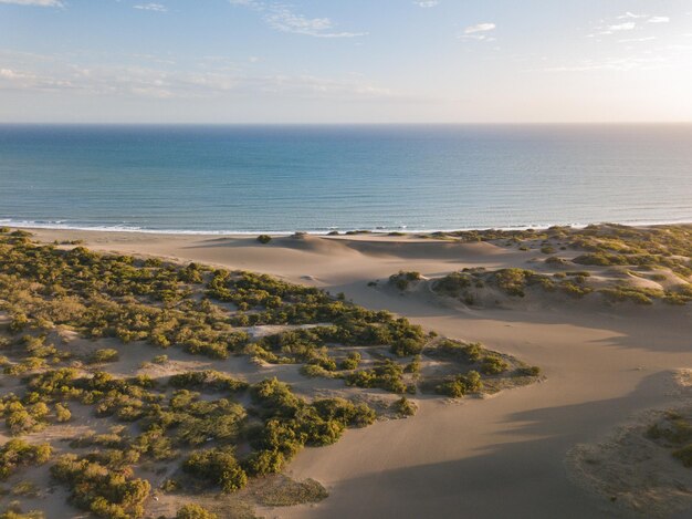 Paisaje de las Dunas de Bani rodeadas por el mar bajo la luz del sol en la República Dominicana