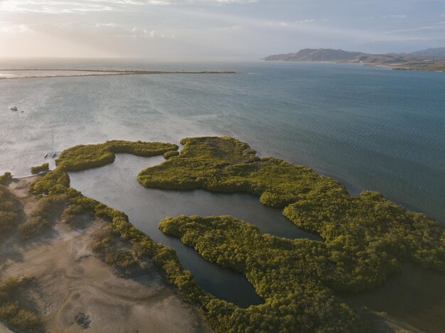 Paisaje de las Dunas de Bani rodeadas por el mar bajo la luz del sol en la República Dominicana