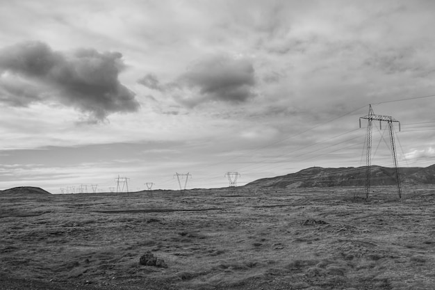 Paisaje electrico en blanco y negro.