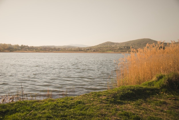 Paisaje fantástico con mar en calma