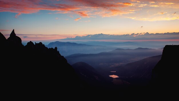 Paisaje fascinante de una vista matutina de Mangart en Eslovenia.