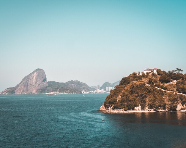 Paisaje de una formación rocosa en la orilla del océano en Río de Janeiro.
