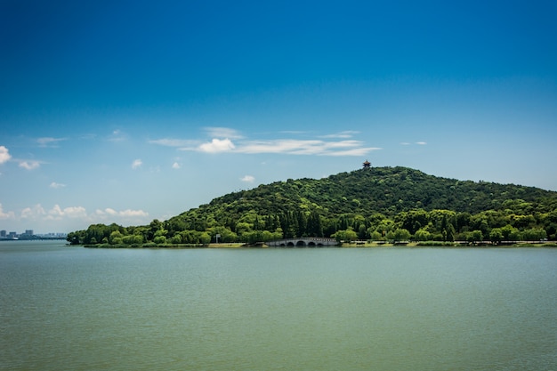 Paisaje con un gran lago en los Montes Urales.