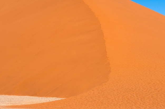 Paisaje hermoso de la duna de arena anaranjada arena anaranjada en el desierto de Namib en el parque nacional de Namib-Naukluft Sossusvlei en Namibia.