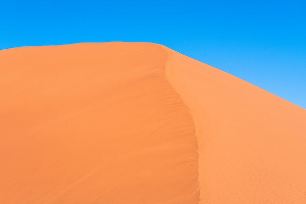 Paisaje hermoso de la duna de arena anaranjada arena anaranjada en el desierto de Namib en el parque nacional de Namib-Naukluft Sossusvlei en Namibia.