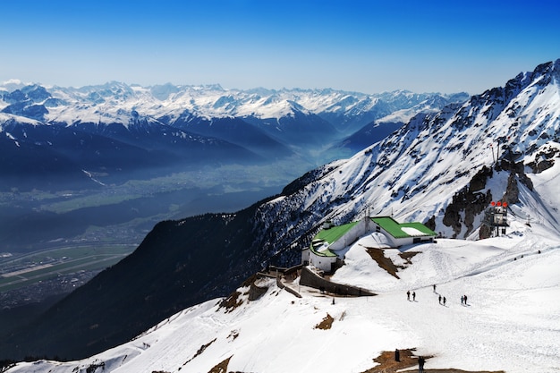 Paisaje hermoso con las montañas Nevado. Cielo azul. Horizontal. Alpes, Austria.