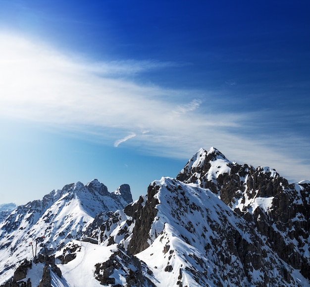 Paisaje hermoso con las montañas Nevado. Cielo azul. Horizontal. Alpes, Austria.