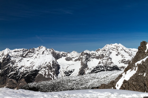 Paisaje hermoso con las montañas Nevado. Cielo azul. Horizontal. Alpes, Austria.