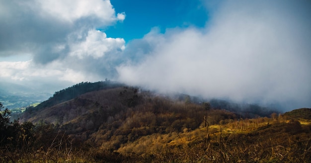 Paisaje de humo sobre la montaña bajo el cielo nublado