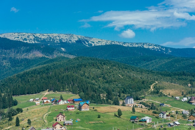 Paisaje idílico de montaña en los Alpes con prados y casas