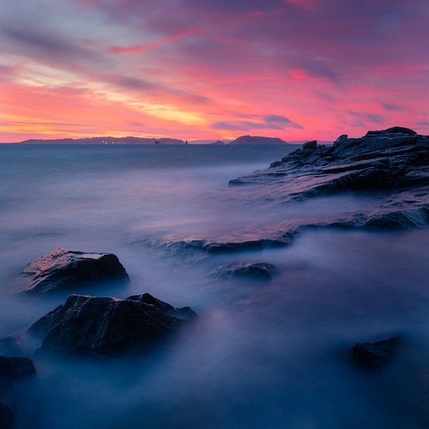 Paisaje de una impresionante y colorida puesta de sol sobre las formaciones rocosas